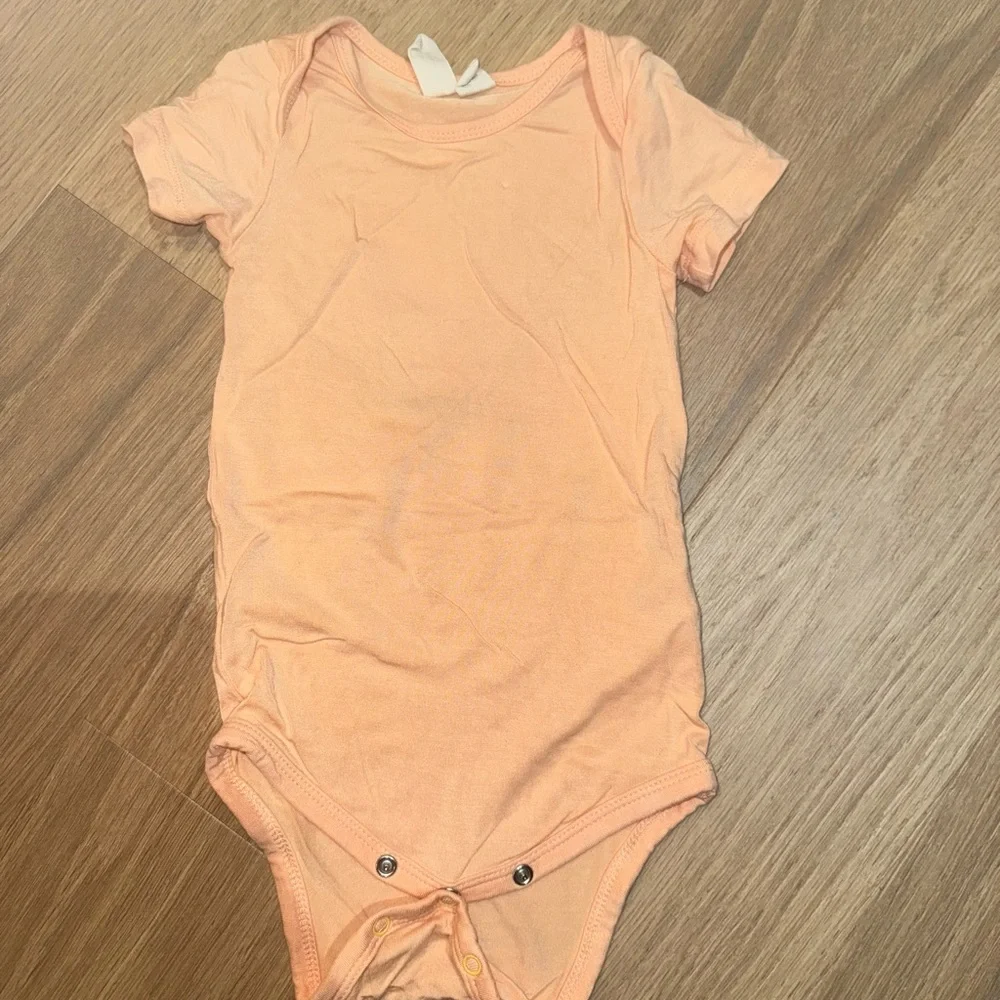 Kyte BABY Peach Short Sleeve One-Piece Bodysuit